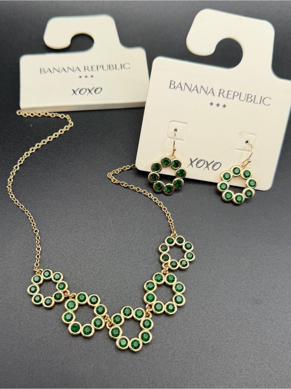 Banana Republic Necklace Earrings set. gold
Tone Green stones #713 New on Card